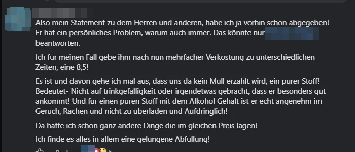 Screenshot des Kommentars „purer Stoff“ mit der Note 8,5, Namen unkenntlich
